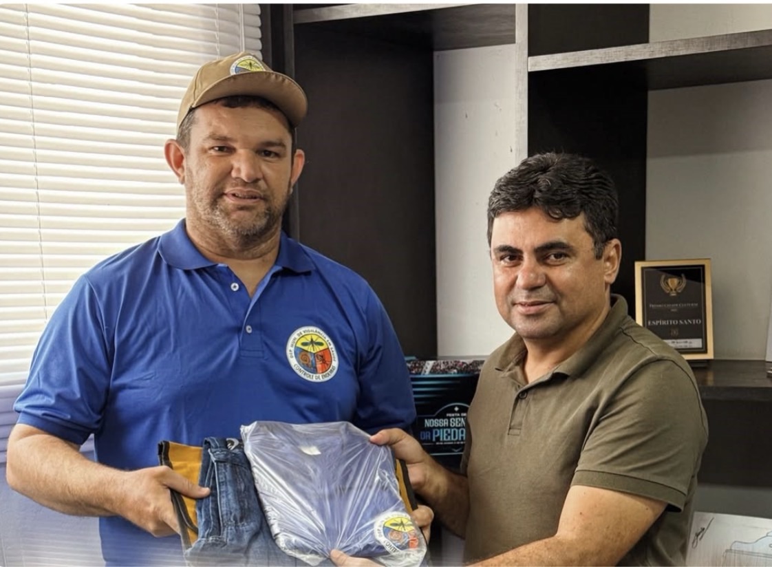 PREFEITO FÁ DE RIVALDINHO ENTREGA NOVOS FARDAMENTOS PADA AGENTES DE ENDEMIAS EM ESPÍRITO SANTO