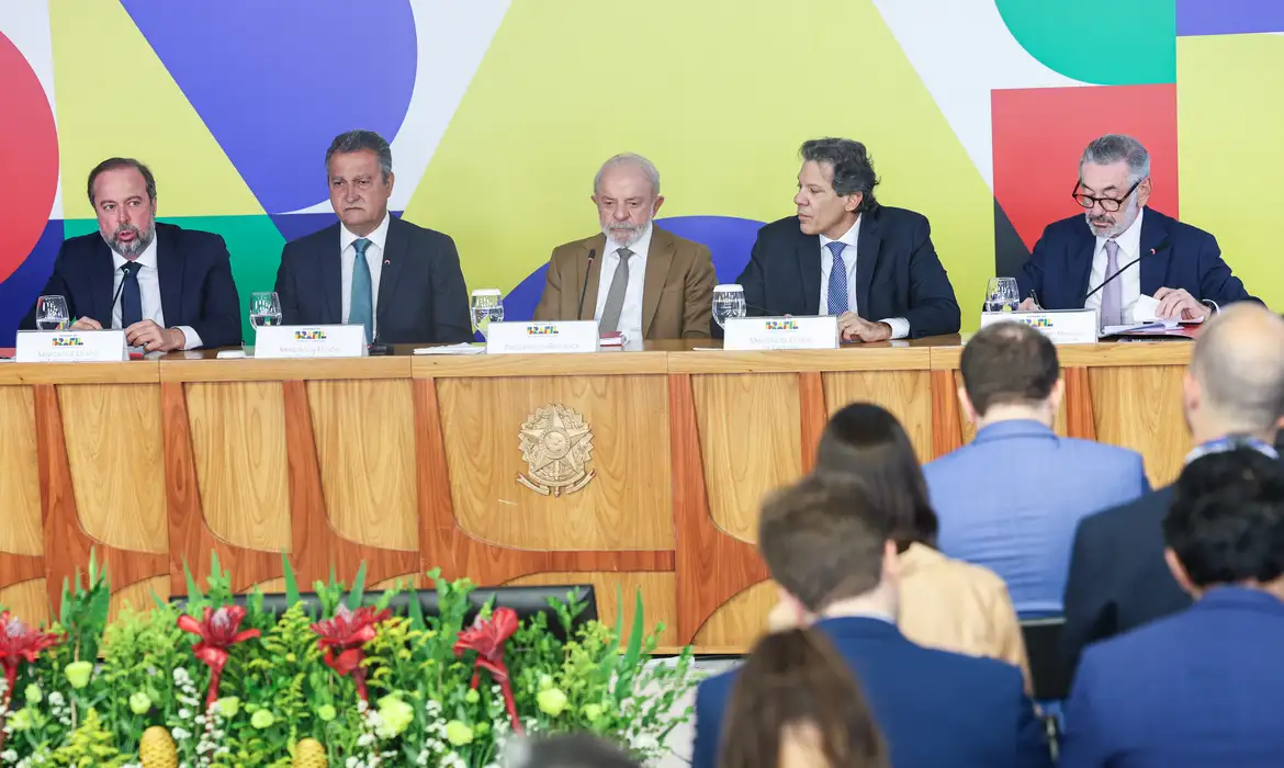 LULA ZERA IMPOSTOS E SUBSIDIA DIESEL PARA CONTER ALTA DO PETRÓLEO