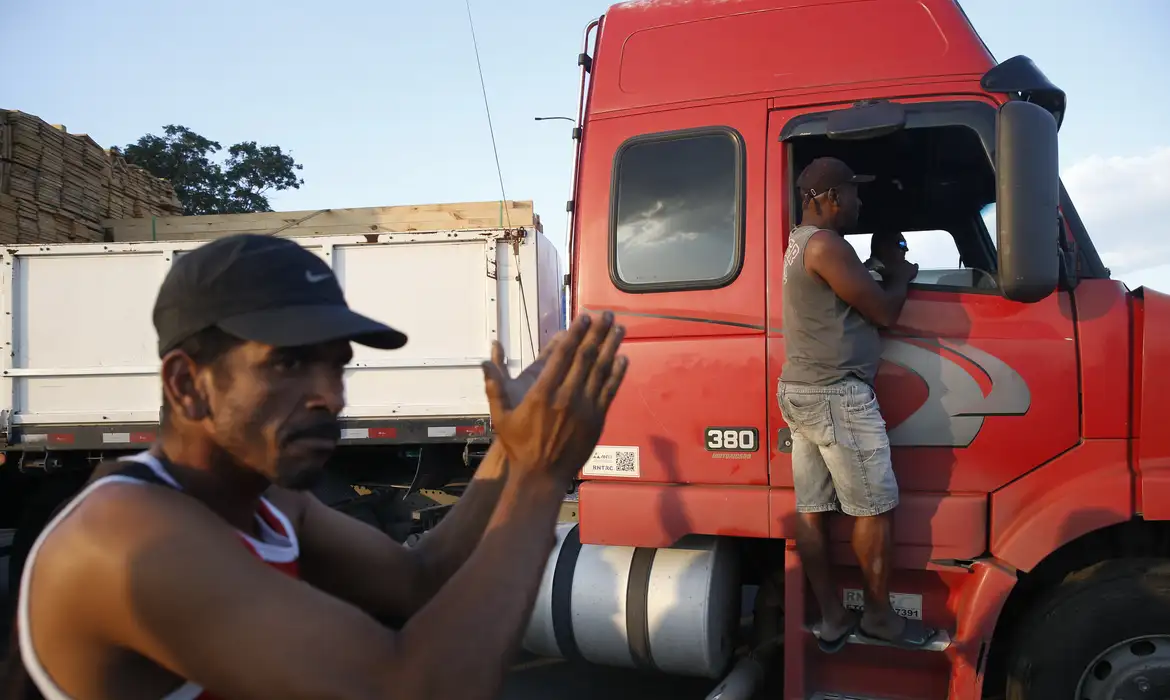 GOVERNO FEDERAL QUER FLEXIBILIZAR DESCANSO DE CAMINHONEIROS NA VOLTA PARA CASA