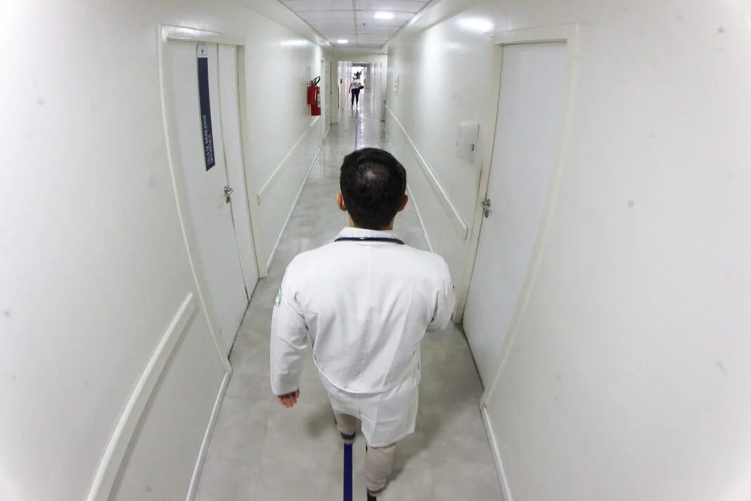 MÉDICOS DA ALTA E MÉDIA COMPLEXIDADE DENUNCIAM CALOTE DO GOVERNO E ANUNCIAM GREVE A PARTIR DA PRÓXIMA SEMANA