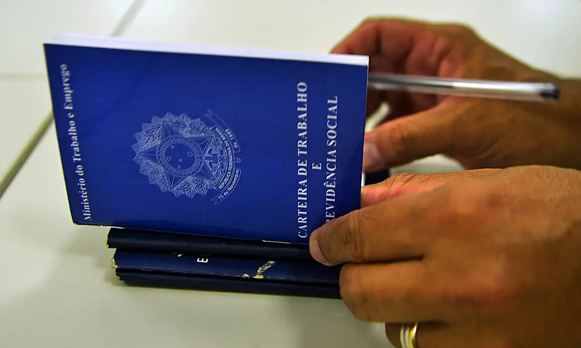 PESQUISA REVELA QUE BRASILEIRO PREFERE EMPREGO COM CARTEIRA ASSINADA
