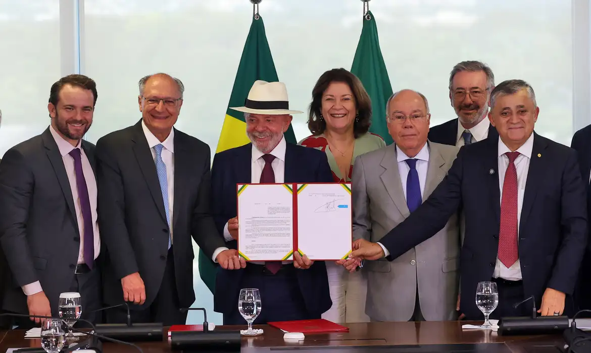 LULA ASSINA DECRETO QUE PROMULGA ACORDO ENTRE UNIÃO EUROPEIA E MERCOSUL