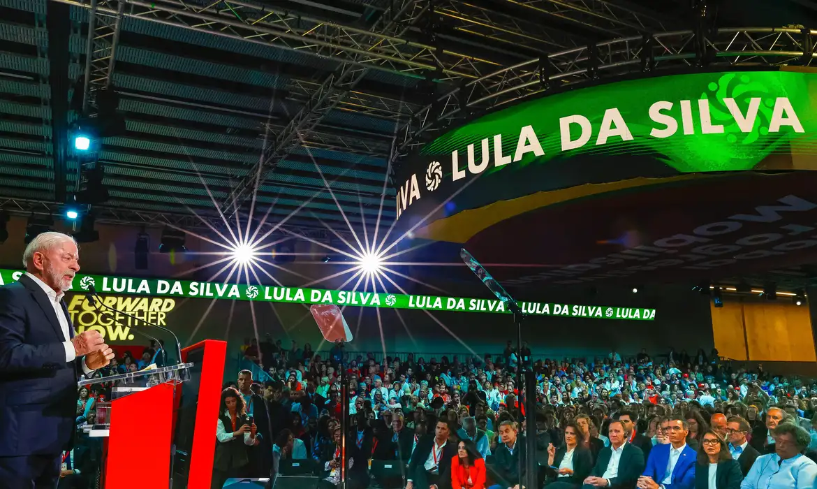 LULA FALA PARA MILHARES NA ESPANHA E PEDE COERÊNCIA DOS PROGRESSISTAS