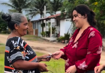 PREFEITA KAUANNY TERTO COMANDA ENTREGA DO PEIXE CASA A CASA PARA POPULAÇÃO DE SERRINHA