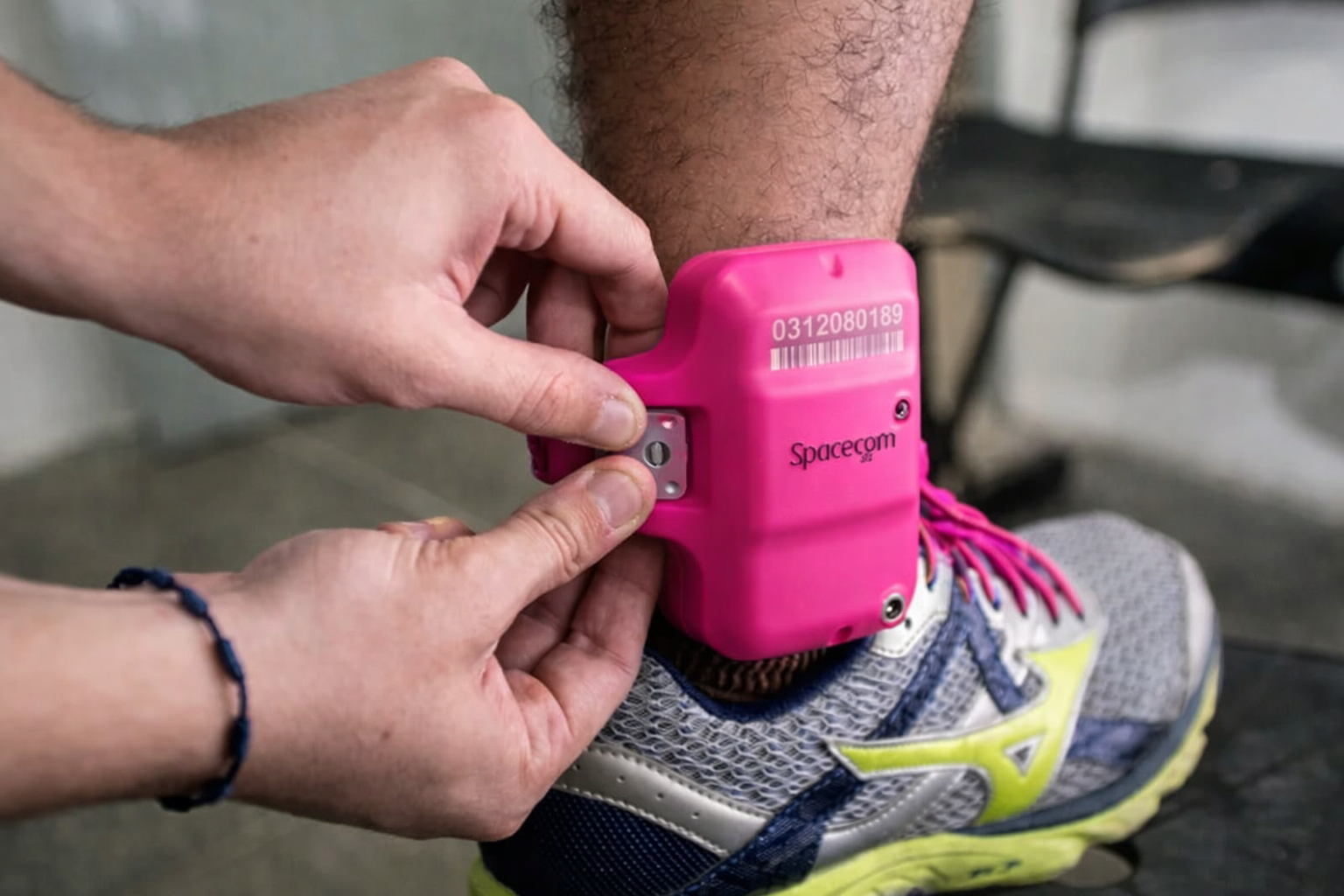 DEPUTADA FEDERAL PROPÕE QUE TORNOZELEIRA ELETRÔNICA DE AGRESSORES DE MULHER SEJA COR-DE-ROSA