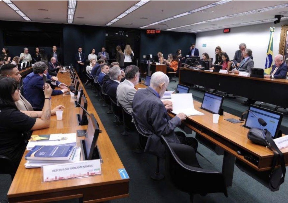 COMISSÃO DA CÂMARA APROVA PROPOSTA QUE ACABA COM A ESCALA 6×1