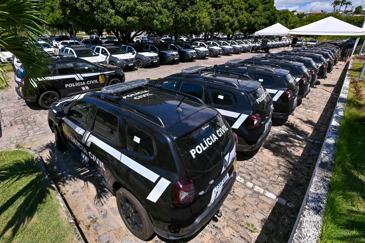 GOVERNO ENTREGA VIATURAS SEMIBLINDADAS PARA PM E PC