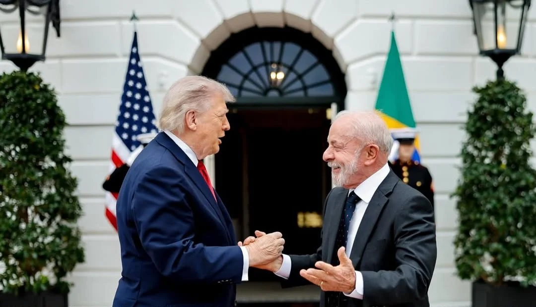 LULA POSTA FOTOS COM TRUMP APÓS REUNIÃO DE CERCA DE TRÊS HORAS: ‘MUITO PRODUTIVA’