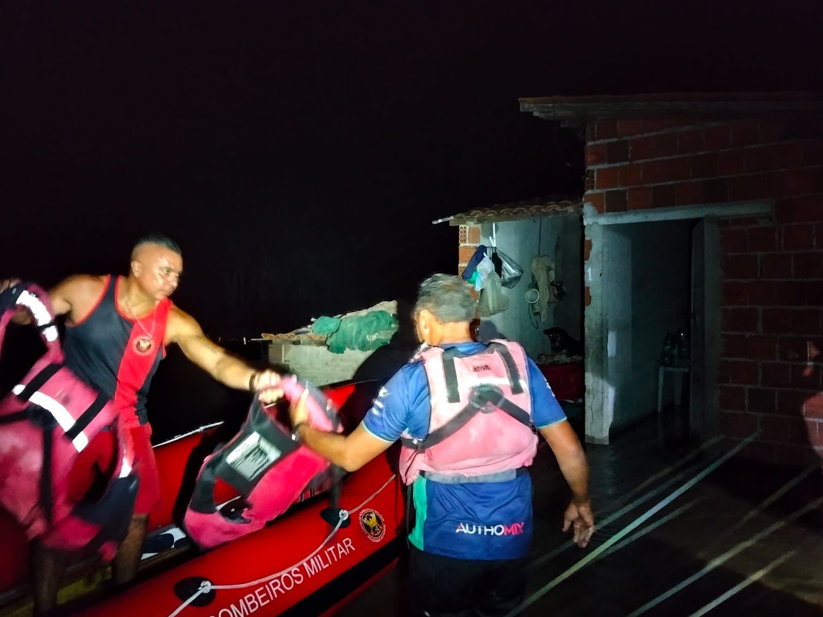 IDOSO É SALVO POR BOMBEIROS APÓS FICAR ILHADO EM RIO DE CANGUARETAMA