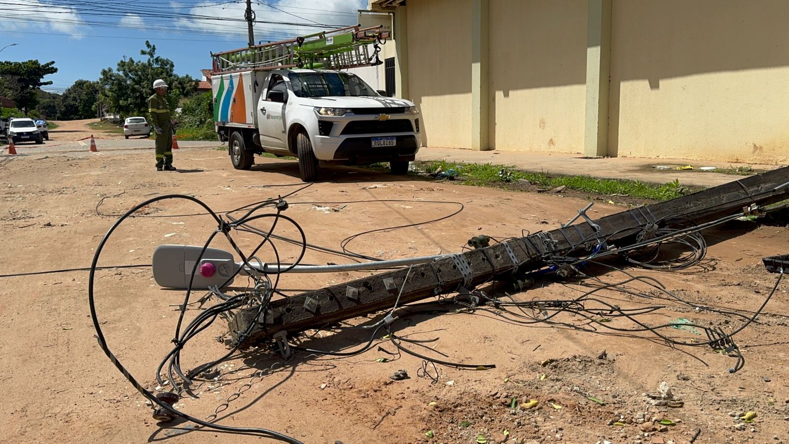 RN REGISTRA MAIS DE UMA COLISÃO DE VEÍCULOS COM POSTE POR DIA E ACENDE ALERTA NO MEIO AMARELO