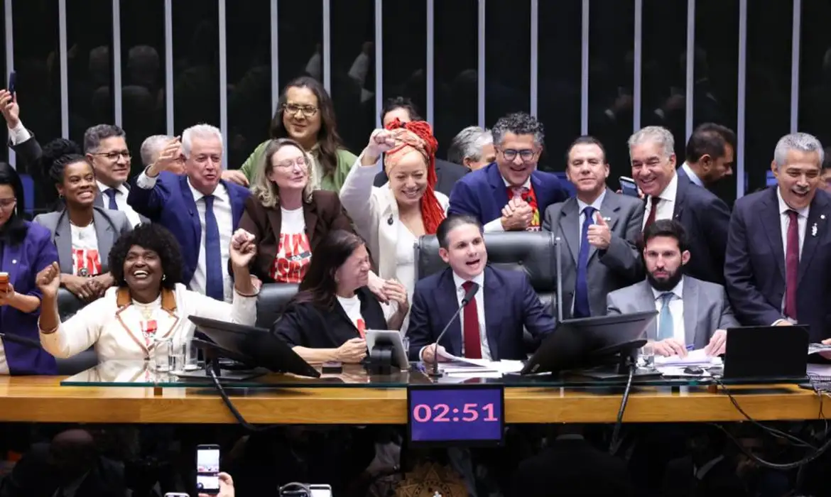 CÂMARA APROVA FIM DA ESCALA 6X1 E REDUÇÃO DA JORNADA DE TRABALHO, TEXTO VAI AO SENADO