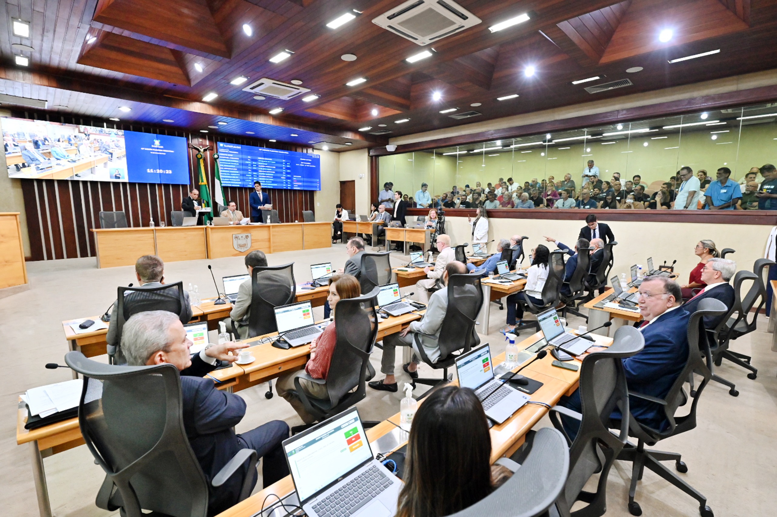DEPUTADOS APROVAM PROJETO QUE VETA PROMOÇÃO A ENVOLVIDOS EM CRIMES DE FEMINICÍDIO