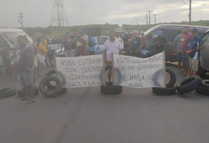 MANIFESTAÇÃO FECHA RN-160 EM CEARÁ-MIRIM E COBRA OBRAS DE RECUPERAÇÃO DA VIA