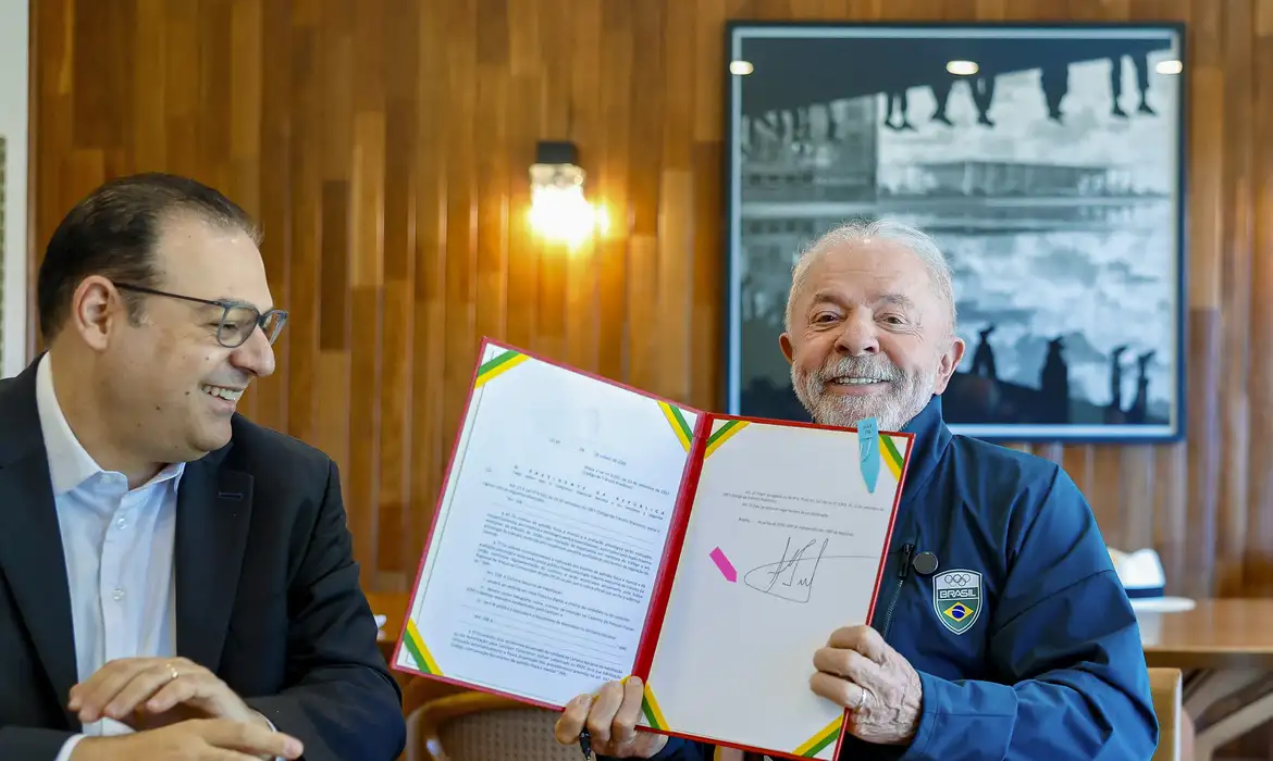 LULA SANCIONA LEI QUE GARANTE RENOVAÇÃO AUTOMÁTICA DA CNH