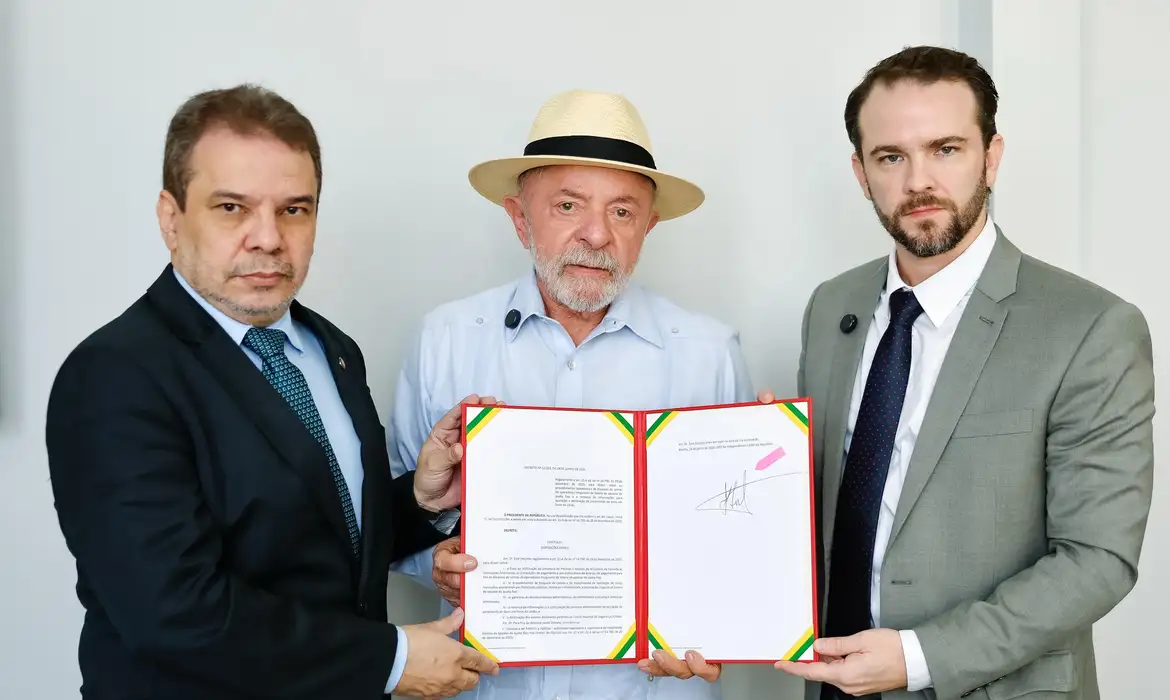 PRESIDENTE LULA ASSINA DECRETO QUE PREVÊ BLOQUEIO DE RECURSOS DE BETS ILEGAIS
