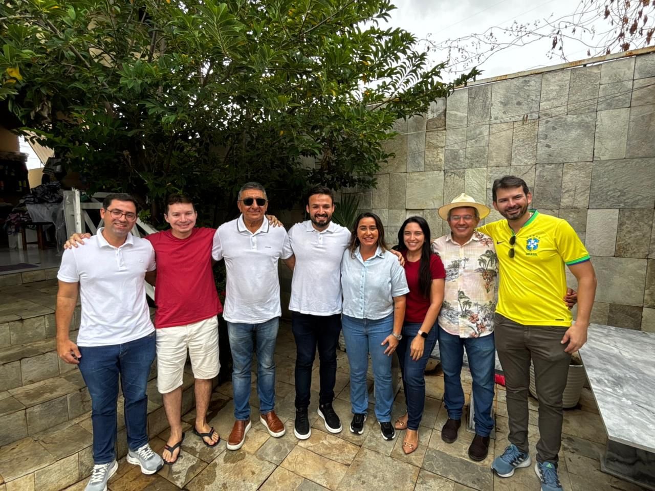 DR.TADEU REÚNE GRUPO POLÍTICO DE CAICÓ E REAFIRMA APOIO A PRÉ-CANDIDATURA DE SAMANDA AO SENADO