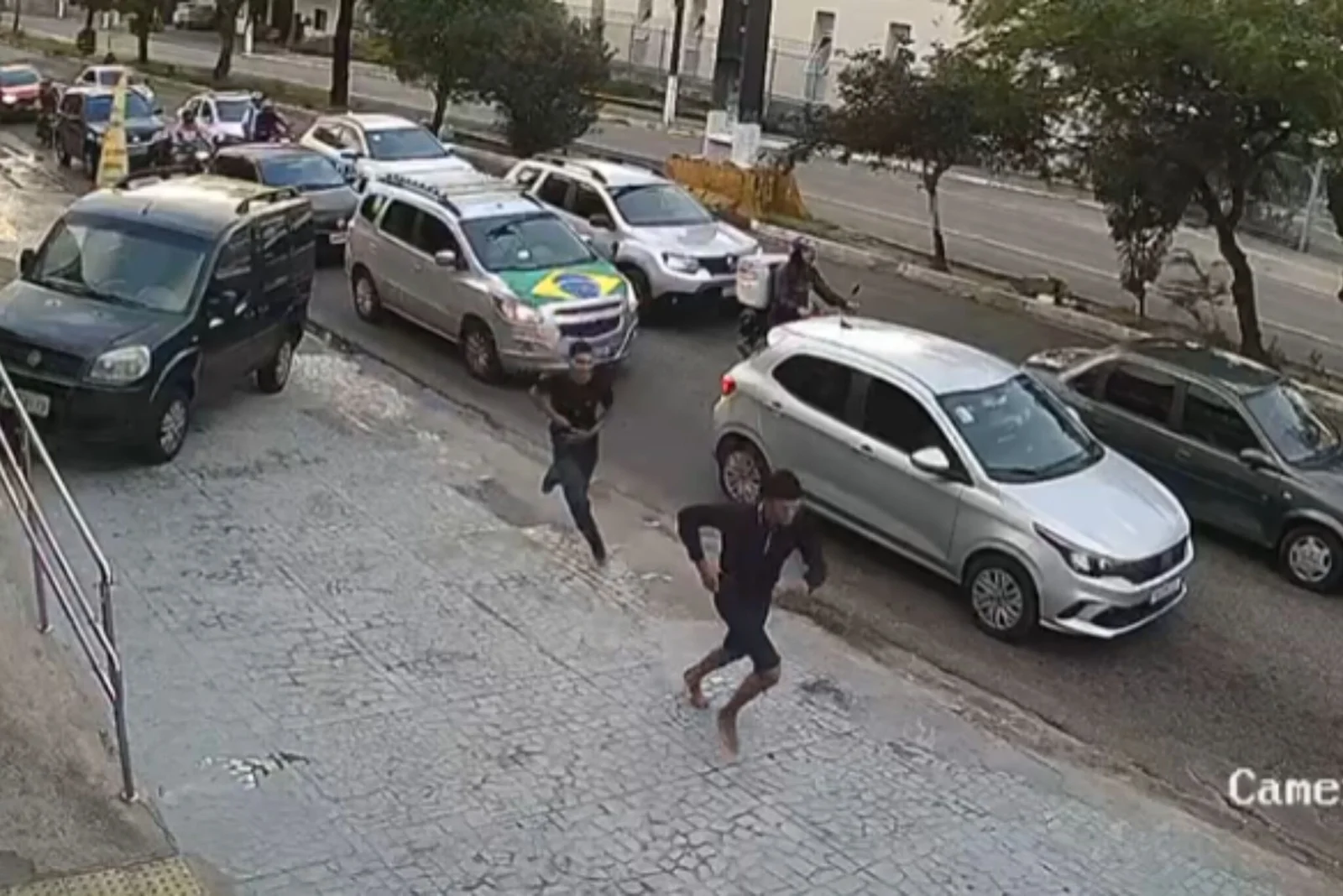 ASSALTANTES RENDEM VÍTIMAS E FOGEM APÓS  ARRASTÃO NA AVENIDA NEVALDO ROCHA, EM NATAL