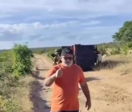 VÍDEO: CAMINHÃO TOMBA EM ESTRADA PARA SANTANA DO MATOS E MOTORISTA FAZ DESABAFO CONTRA SITUAÇÃO DE VIA