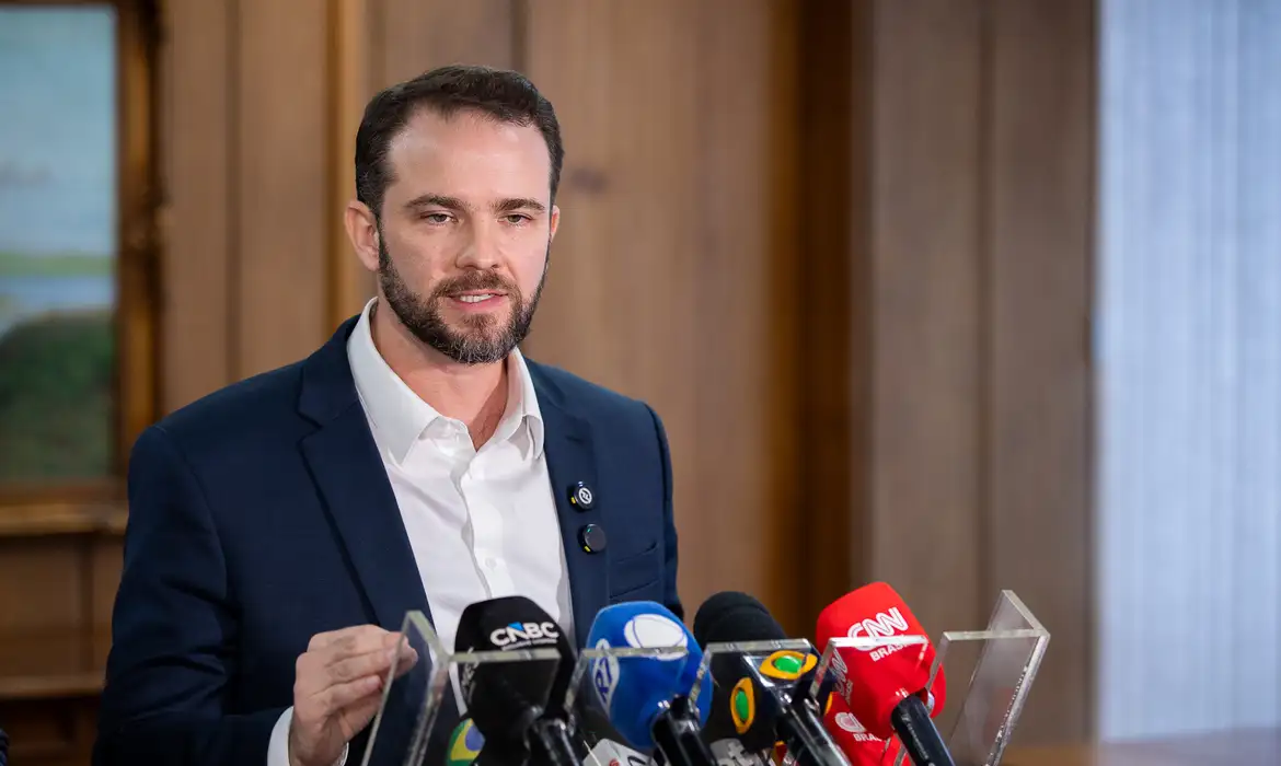 SALÁRIO MÍNIMO DEVERÁ SUBIR PARA R$ 1.741 EM 2027, DIZ MINISTRO DA FAZENDA