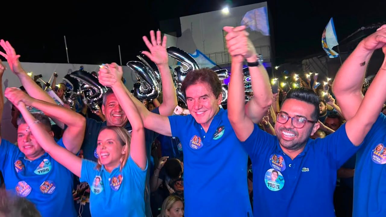 ROBINSON E CINTHIA DE ALLYSON REÚNEM MULTIDÃO AO LANÇAREM DOBRADINHA EM MOSSORÓ