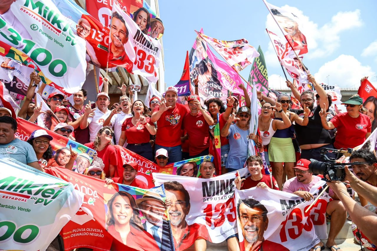 CADU DE LULA ARRASTA APOIADORES EM CAMINHADA NA REDINHA E MANTÉM DIÁLOGO DIRETO COM A POPULAÇÃO