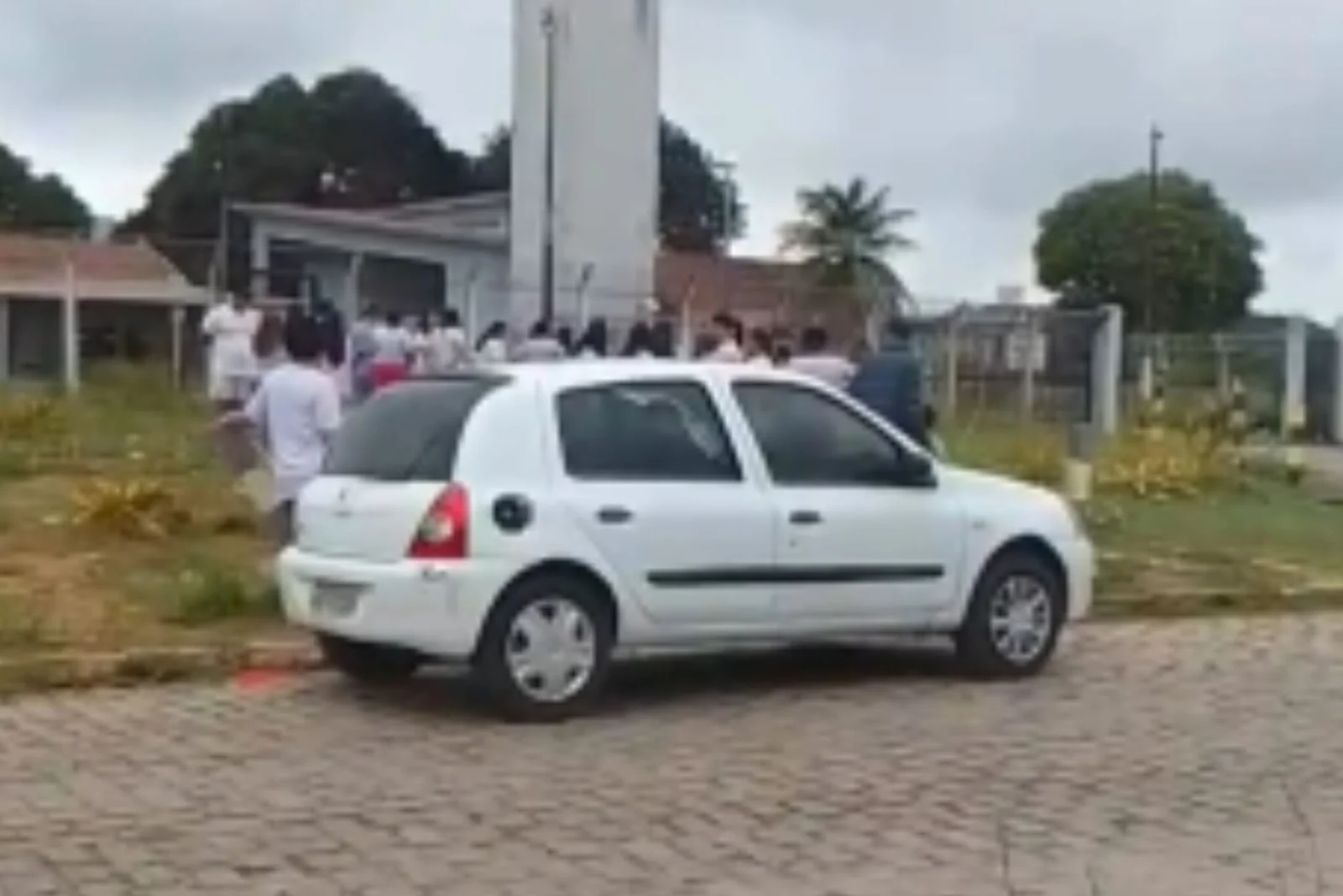 VISITAS EM ALCAÇUZ SÃO SUSPENSAS E FAMILIARES PROTESTAM NA ENTRADA DO PRESÍDIO
