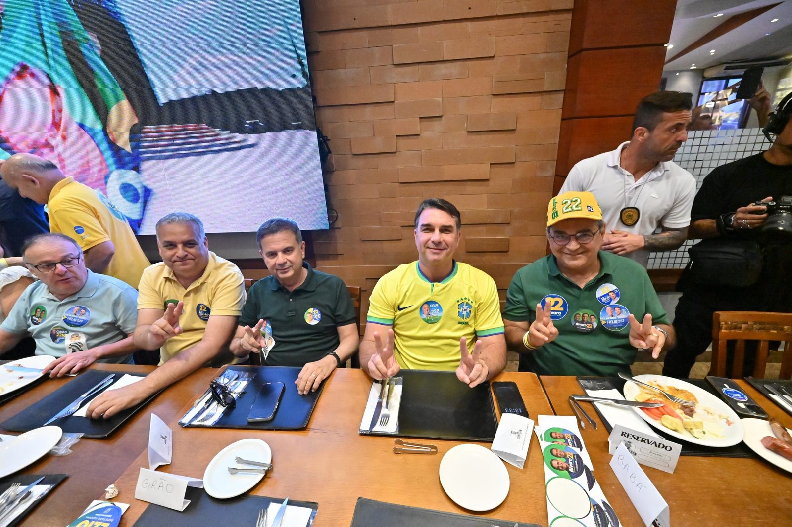 FLÁVIO BOLSONARO ALMOÇA COM ALIADOS EM NATAL APÓS DESEMBARQUE NO RN
