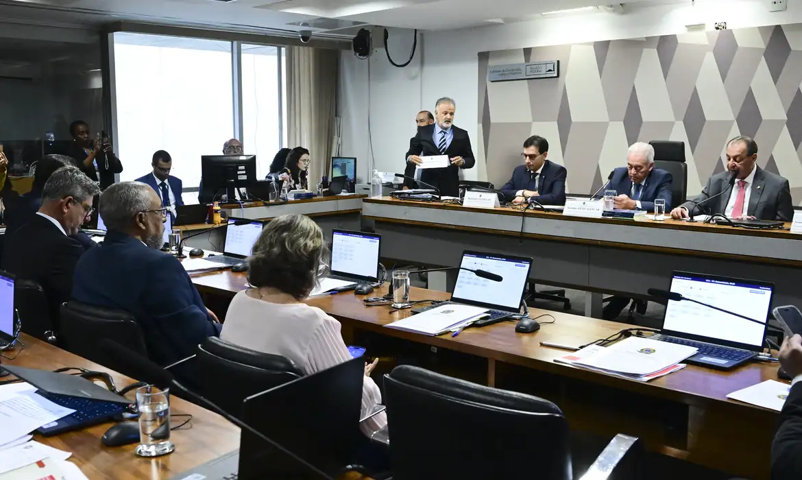 CCJ DO SENADO APROVA PEC QUE ACABA COM JORNADA 6X1