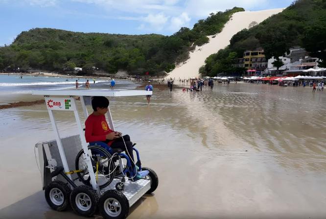 ESTUDANTE NORDESTINO CRIA CADEIRA DE RODAS DE BAIXO CUSTO ADAPTADA PARA PRAIA MOVIDA A ENERGIA SOLAR