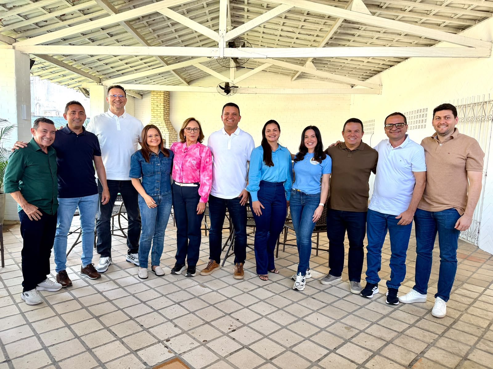 HÉLIO DE MUNDINHO MOSTRA FORÇA POLÍTICA E LEVA GRUPO DE GUAMARÉ PARA APOIAR ZENAIDE MAIA