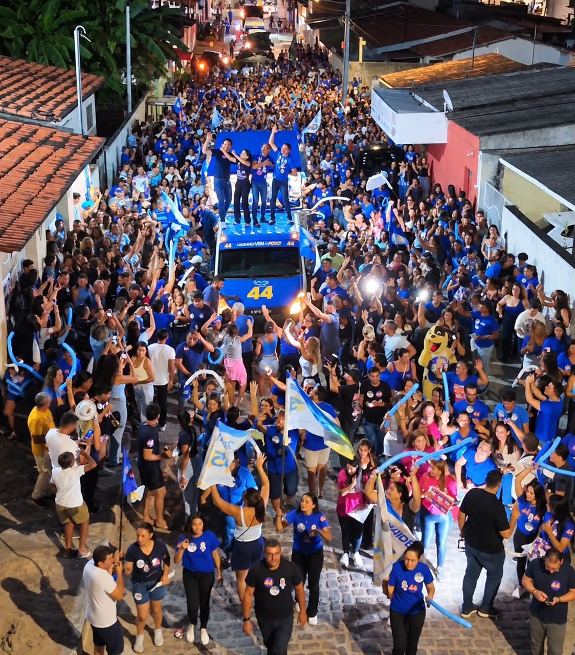 MACAÍBA VAI ÀS RUAS E ENCERRA CARAVANA DO AZULÃO E MOSTRA FORÇA DE ALLYSON E KLEBER