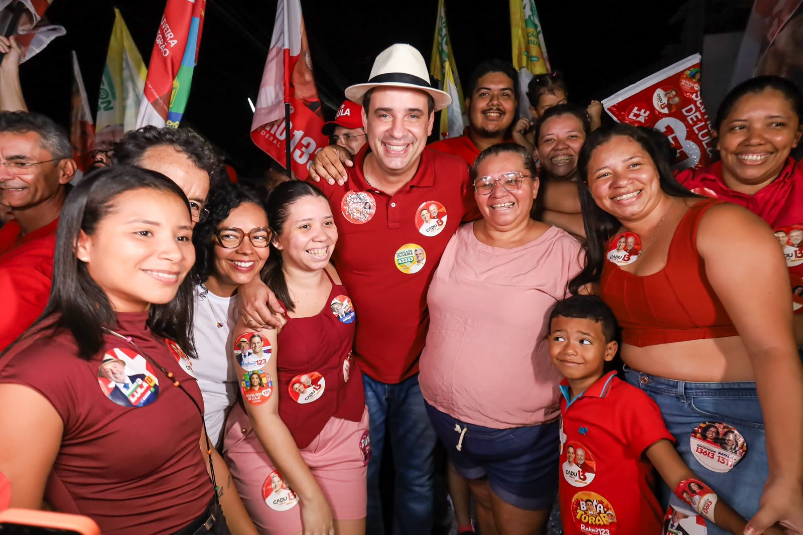 MULTIDÃO TOMA AS RUAS DE VERA CRUZ PARA ACOMPANHAR E DECLARAR APOIO A CADU DE LULA