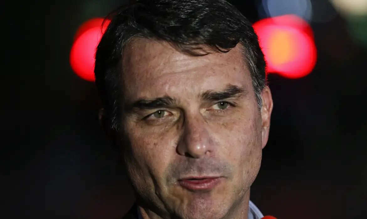 POLÍCIA FEDERAL APONTA COBRANÇAS DE FLÁVIO BOLSONARO A VORCARO POR FILME DARK HORSE