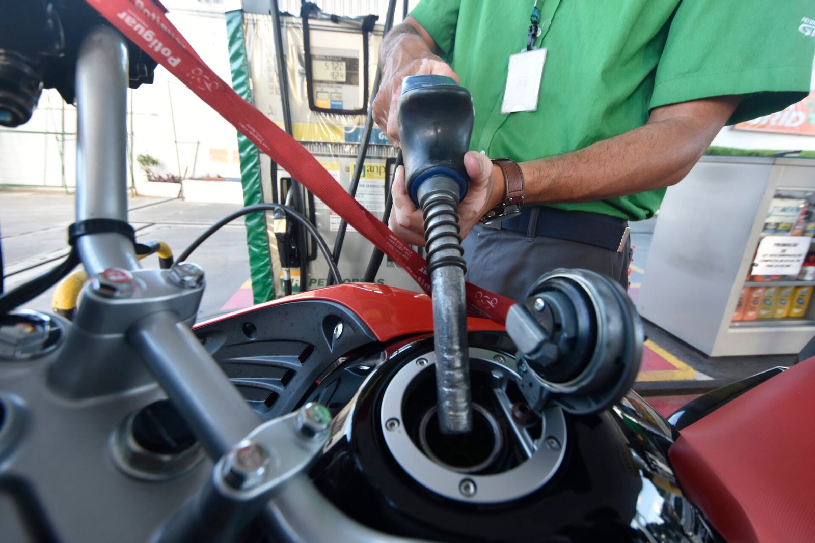 GASOLINA REGISTRA REDUÇÃO E DIESEL FICA MAIS CARO NA REFINARIA CLARA CAMARÃO