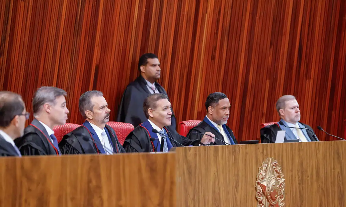 TSE ANULA VOTOS DE GAROTINHO, E RUAS VENCE GOVERNO DO RIO NO 1º TURNO