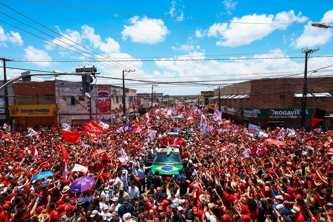 LULA E CADU REÚNEM MAIS DE 100 MIL PESSOAS EM PASSEATA HISTÓRICA EM NATAL