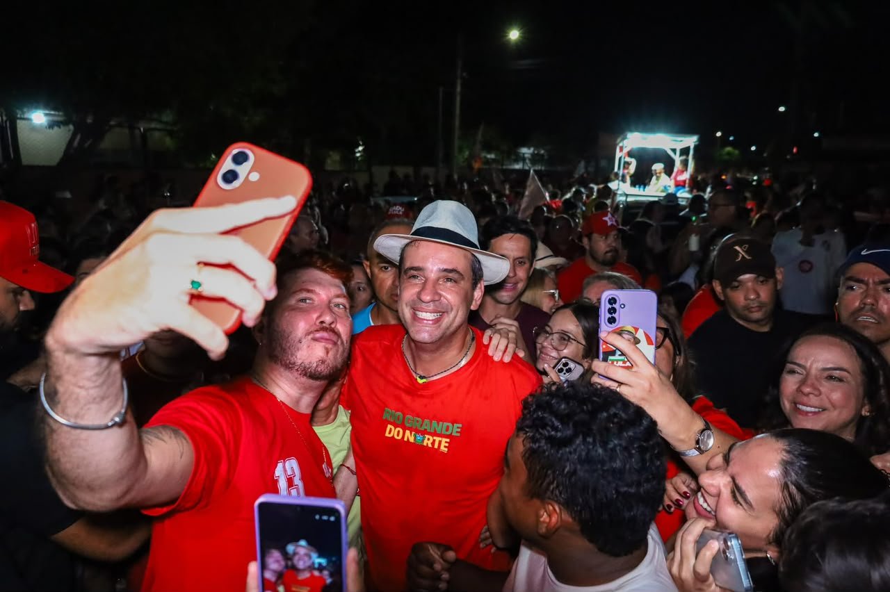 CADU DE LULA MOBILIZA ‘MAR DE GENTE’ COM PISEIRO 13 NAS RUAS DE MOSSORÓ