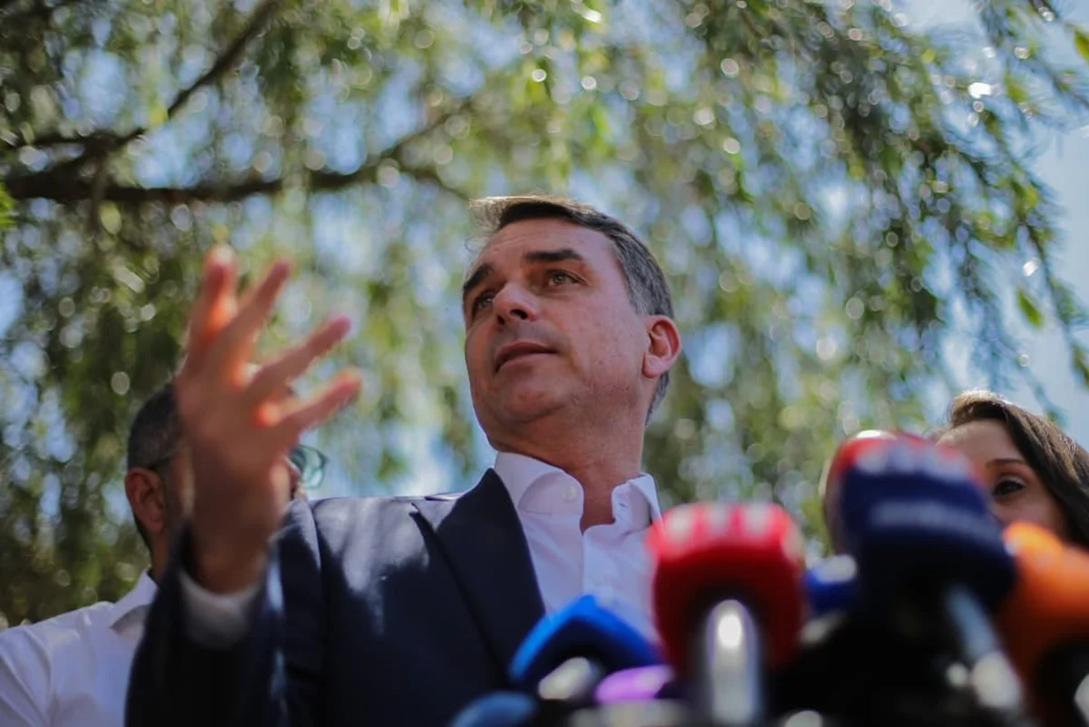 CAMPANHA DE FLÁVIO BOLSONARO APOSTA EM VIAGENS AO NORDESTE E OFENSIVA CONTRA LULA
