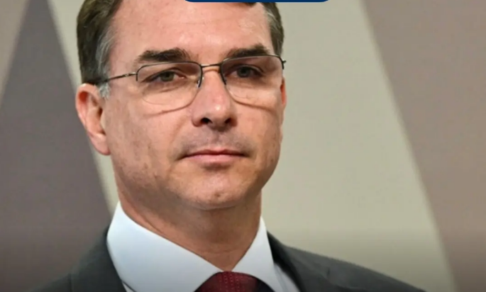 FLÁVIO BOLSONARO VOTA REMOTAMENTE A FAVOR DO FIM DA ESCALA 6X1