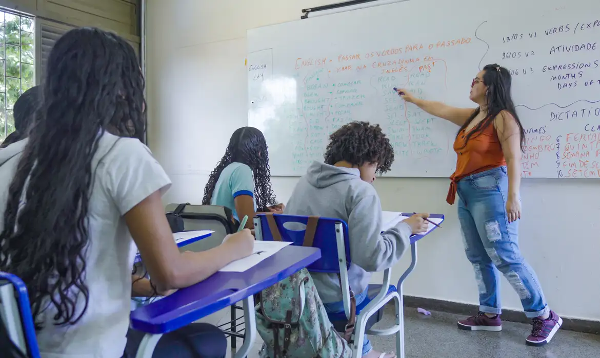 FLÁVIO QUER ESCOLAS MILITARES; LULA PROPÕE AMPLIAR EDUCAÇÃO INTEGRAL