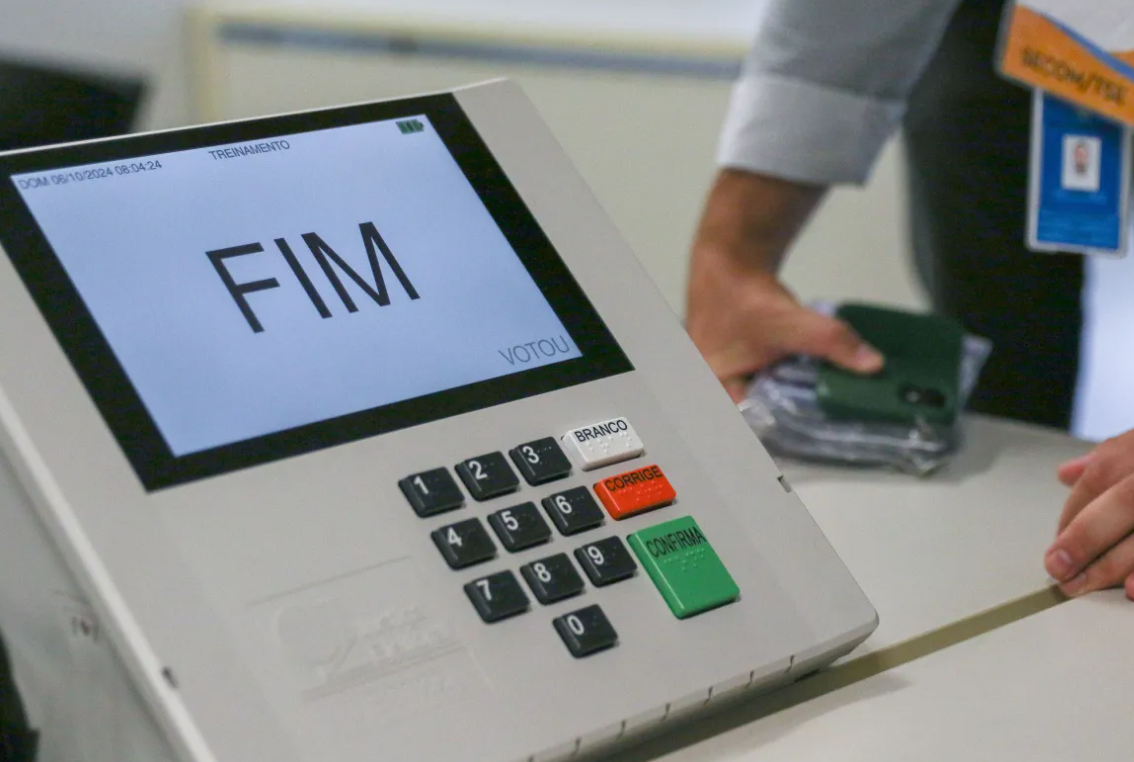 TSE NEGA FRAUDE E ESCLARECE PAUSA DE 50 MINUTOS NA DIVULGAÇÃO DOS VOTOS